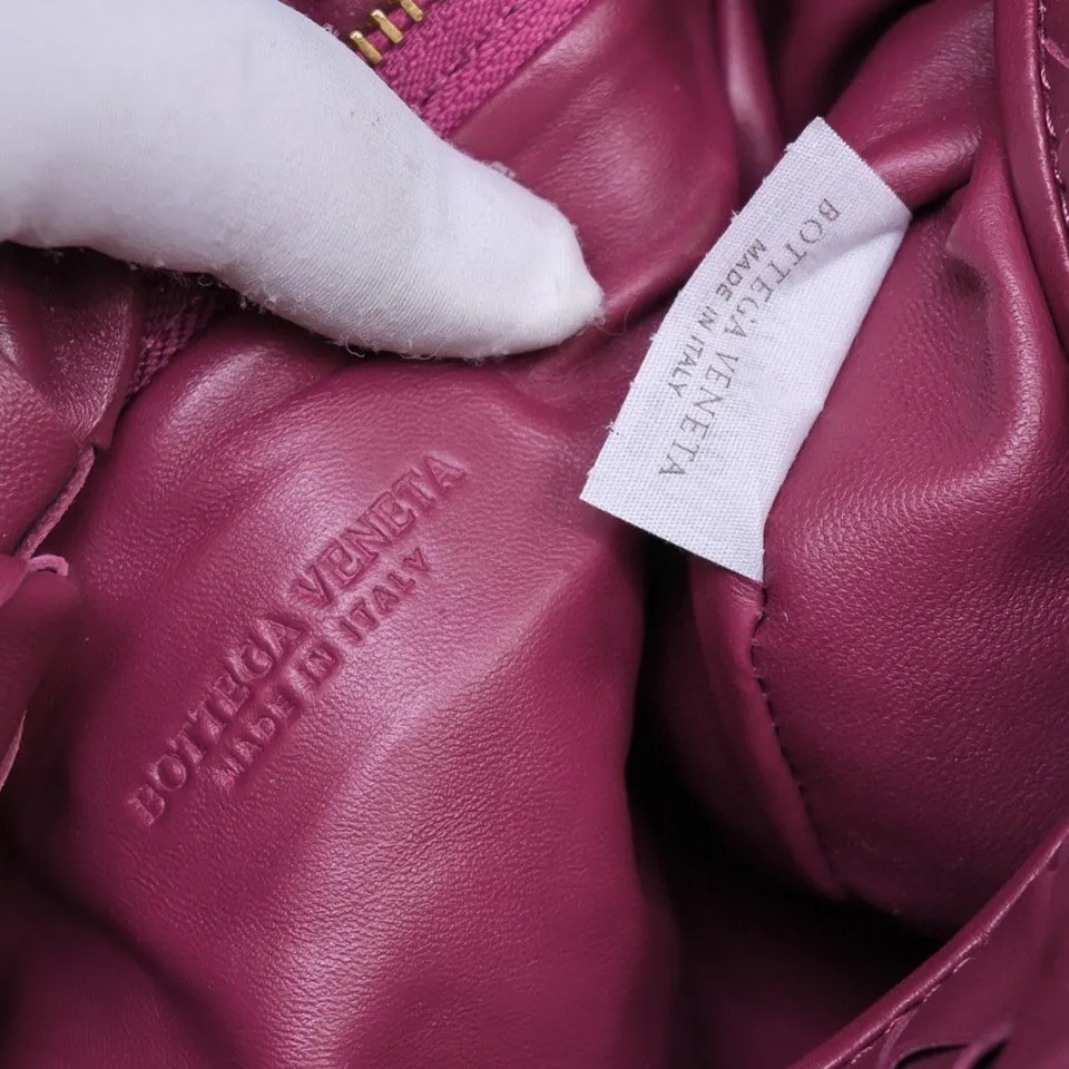 Batch 1120 BV Bottega Veneta's new early spring women's MINI JODIE handbag BV bag 🔥The new method is based on the original rounded corners, knotted with classic woven leather round hobo bag, The most iconic triangular pull-out design, using sheepskin draped soft shape, is super suitable for concave shapes~ Jodie feels really gentle to people, and is definitely the best item for daily matching. It has the same weave, new elements and twists, is compact and versatile, and is the new favorite of street style Internet celebrities! Dimensions: 23x28x8 Model: 6699-1